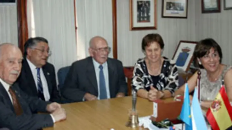  Mar&iacute;a Jos&eacute; Ramos, Bego&ntilde;a Serrano y Manuel Fern&aacute;ndez de la Cera, con el presidente y vicepresidente de la Residencia.