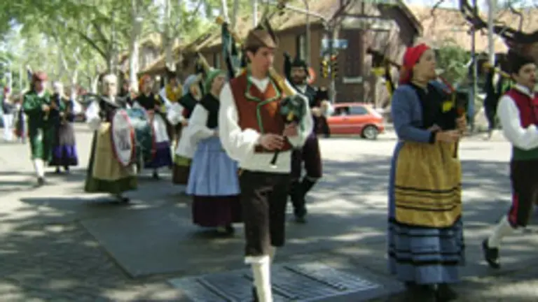  Un pasacalles del grupo &lsquo;El Ruxideru&rsquo;, del Centro Asturiano de Mendoza.