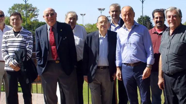  Santiago Camba, junto a los m&aacute;ximos referentes de los Centros Gallego y Galicia de Buenos Aires, as&iacute; como autoridades locales del PP. 