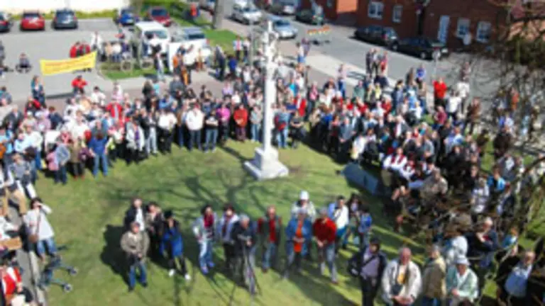  Numeroso p&uacute;blico asisti&oacute; al acto de inauguraci&oacute;n del cruceiro en Cuxhaven.