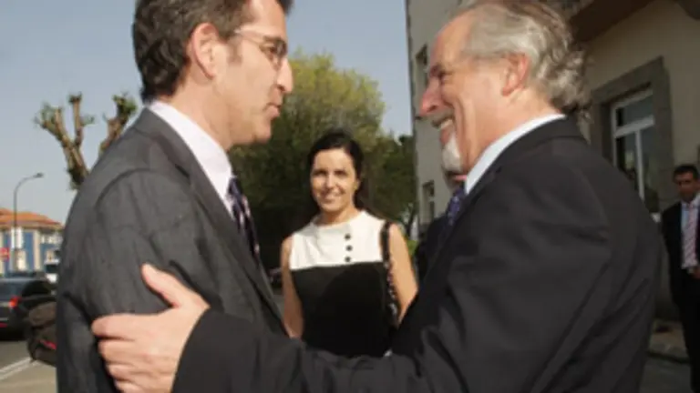  Miguel Cortizo y Alberto N&uacute;&ntilde;ez Feij&oacute;o se saludan.