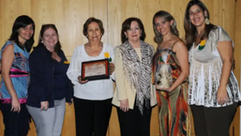  Momento en el que parte de las integrantes del Comit&eacute; de Damas posan con el premio.