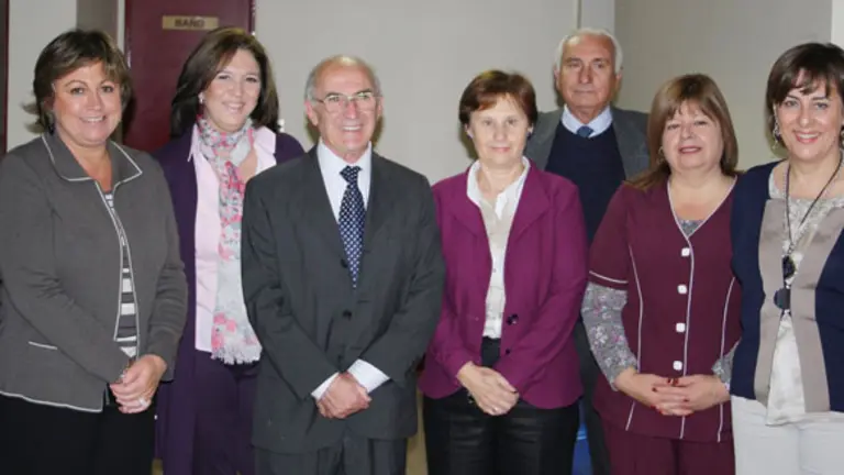  Mar&iacute;a Jos&eacute; Ramos -en el centro- y Juan Font -a su derecha- con personal y miembros de la Colectividad Asturiana. 
