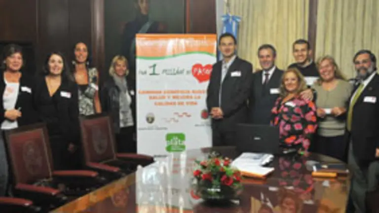  El intendente de La Plata, Pablo Bruera, junto a los responsables de desarrollo del proyecto.