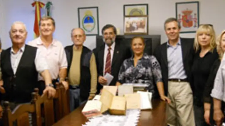  Pilar Fuente &ndash;centro&ndash;, Guillermo Pil&iacute;a &ndash;dcha.&ndash;, Carlos Santos Valle &ndash;izda.&ndash; y miembros de la comisi&oacute;n directiva.
