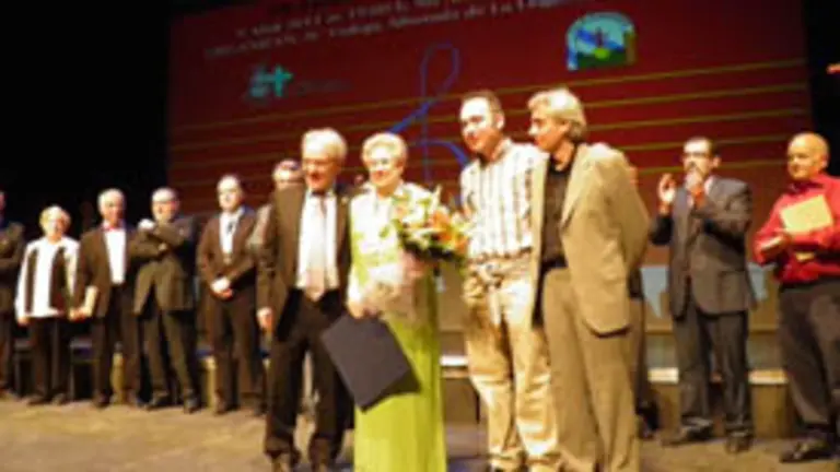  Lu&iacute;s Lamas, presidente de Fegalcat, arroupa a Pepita Galves, obxecto de homenaje durante o Encontro.