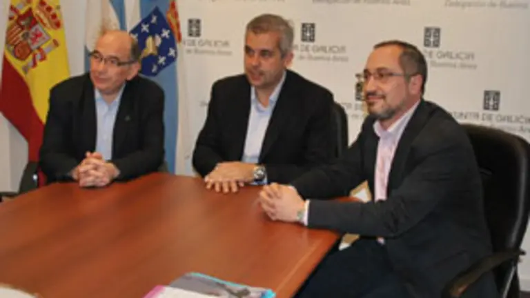   L&oacute;pez Dobarro, junto con los representantes de las universidades. 