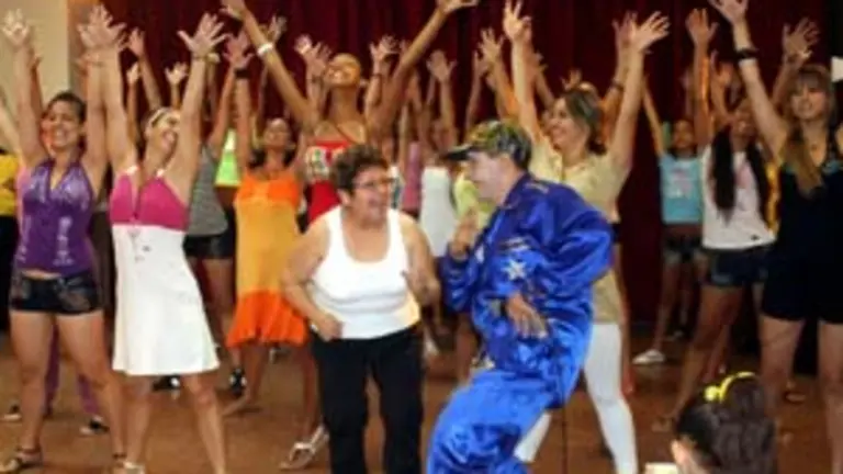  La presidenta de la sociedad, Regla Luisa Mart&iacute;nez, bail&oacute; con &lsquo;Las Chunguitas de Castropol&rsquo;.