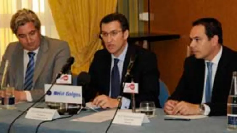  N&uacute;&ntilde;ez Feij&oacute;o -en el centro-, durante la conferencia. 