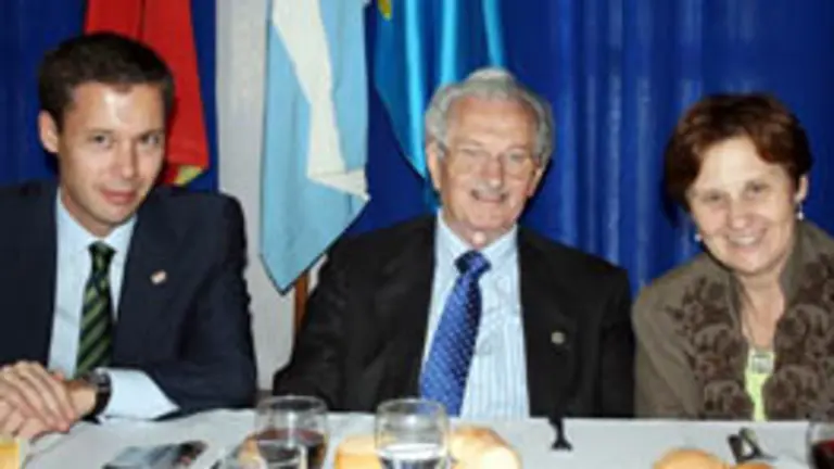  De dcha. a izda., Mar&iacute;a Jos&eacute; Ramos, consejera de Presidencia; Antonio Nespral, presidente del Centro Asturiano de Buenos Aires; y Ricardo Santos, c&oacute;nsul adjunto de Espa&ntilde;a en Buenos Aires.