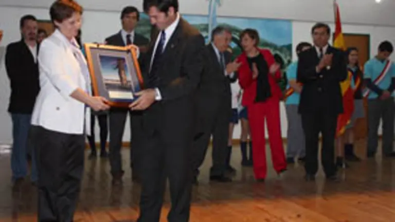  La consejera le entrega al presidente del Centro, Gustavo Cueto, una placa en reconocimiento al trabajo realizado.