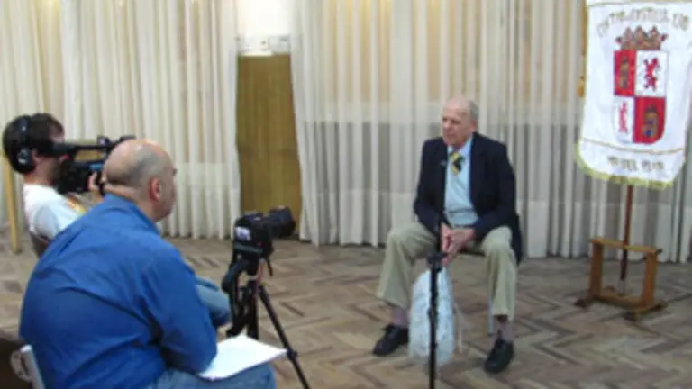  El emigrante leonés Ciro González, de 90 años de edad, durante la entrevista para el documental.