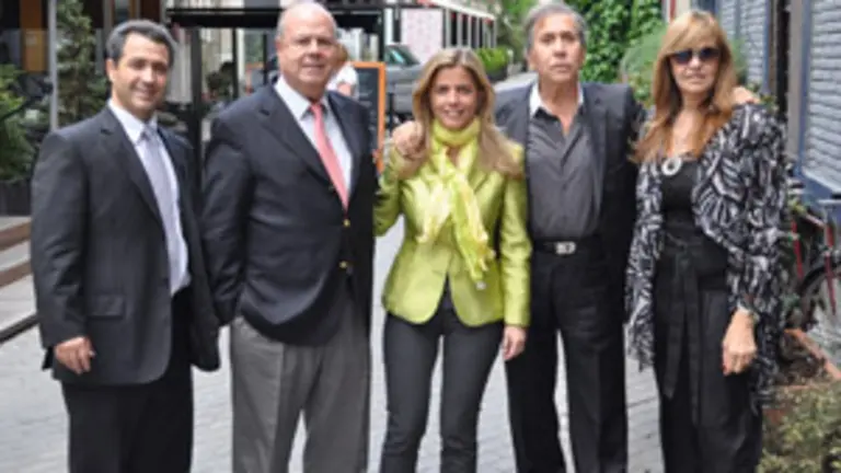 Victoria Cristóbal -en el centro-, posa con los representantes de las instituciones.