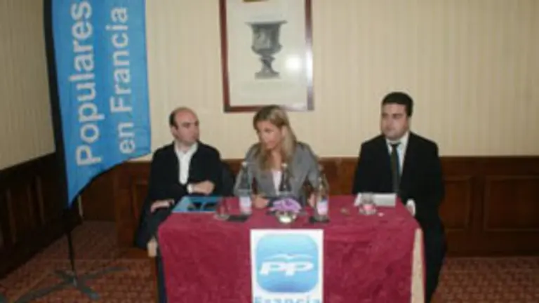 Victoria Cristóbal, en el acto de París, junto a dirigentes del PP local.