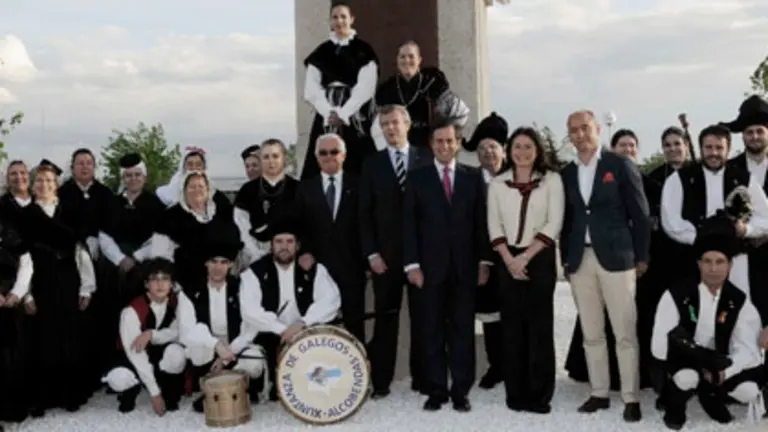  Alfonso Rueda, Santiago Camba y miembros de Xuntanza, ante el nuevo horreo instalado en el Parque Galicia. 