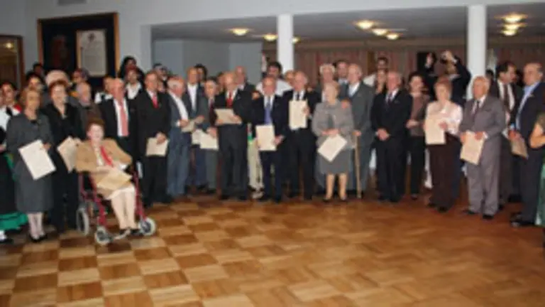  Un momento del homenaje a alguno de los miembros de la Colectividad.