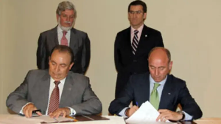 Luis Pi&ntilde;eiro, presidente del Centro Gallego de M&eacute;xico, y Santiago Camba firman el convenio sobre la tarjeta sanitaria, en presencia del embajador, Manuel Alabart, y el presidente de la Xunta, N&uacute;&ntilde;ez Feij&oacute;o, en abril de 2010. 