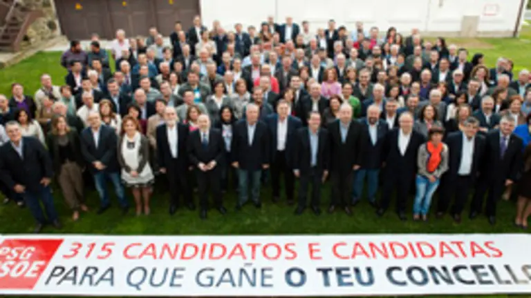 Pachi V&aacute;zquez y Marcelino Iglesias posan con los 315 candidatos socialistas a las alcald&iacute;as gallegas.
