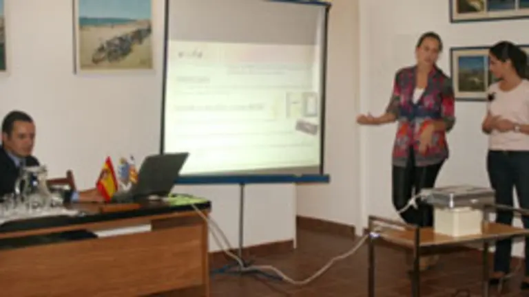  J&oacute;venes baleares exponen sus experiencias durante la reuni&oacute;n.