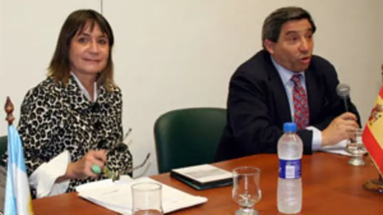  Juan Andrés Blanco, acompañado por Julia Hernando, durante su disertación en el Centro Cultural de Salamanca.