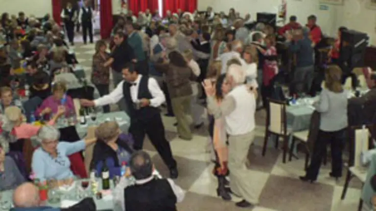  Las actuaciones musicales animaron a bailar a los asistentes al almuerzo.
