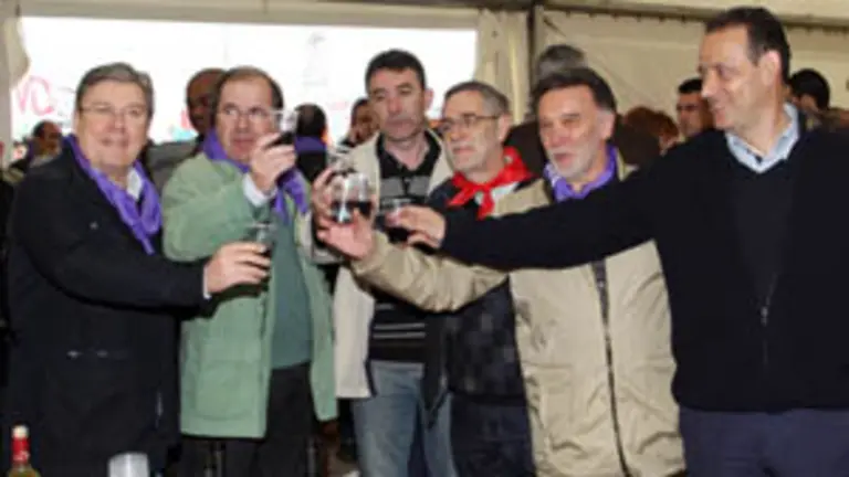  José Manuel Fernández Santiago, Juan Vicente Herrera, Ángel Hernández, Agustín Prieto, Miguel Alejo y Cecilio Vadillo brindan en Villalar.