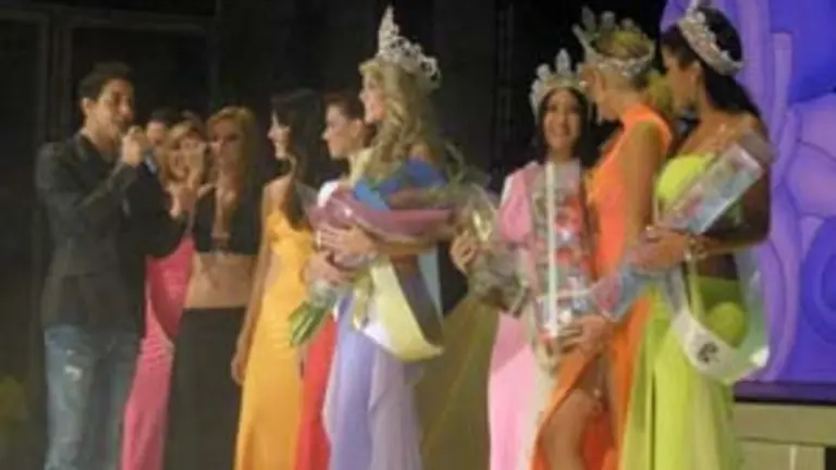  El artista V&iacute;ctor Mu&ntilde;oz canta a las j&oacute;venes, en la gala del pasado a&ntilde;o.