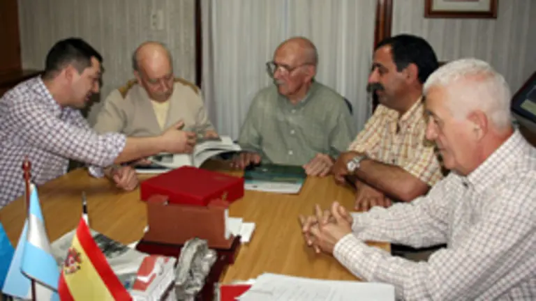  Flores, junto a Venancio Blanco, &Aacute;ngel Ramos, El&iacute;as Rodr&iacute;guez y Juan Posada, ofrece un libro con la historia del concejo a los directivos de la residencia.                                                    