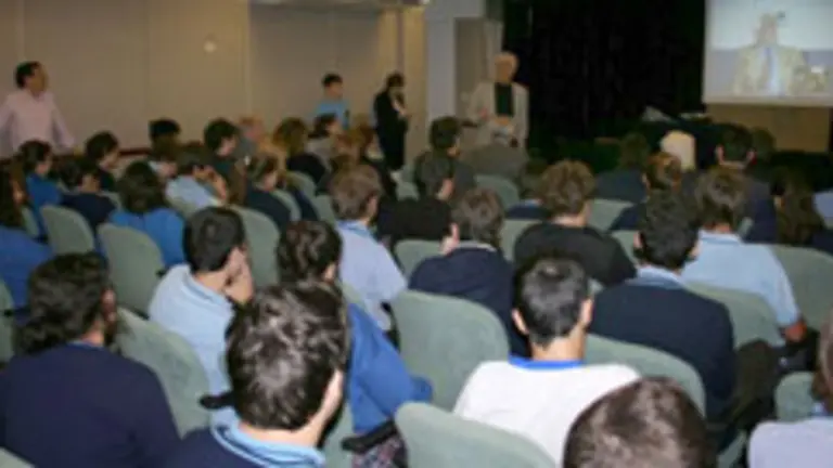  Freixanes en di&aacute;logo con Neira Vilas y los alumnos del Santiago Ap&oacute;stol. 