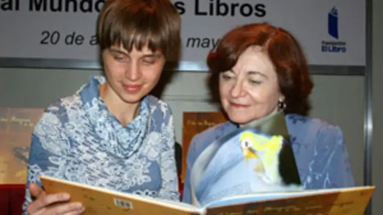  Mar&iacute;a Rosa Lojo y Leonor Beuter, autoras libro, minutos antes de la presentaci&oacute;n en la 37&ordf; Feria Internacional del Libro.