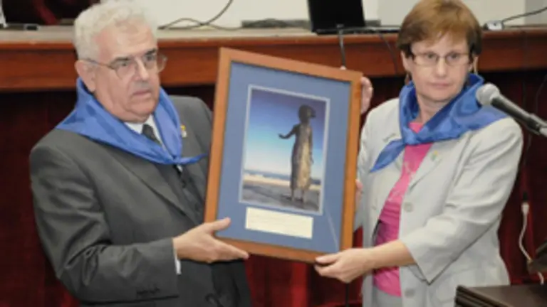  El presidente de la entidad, Horacio A. Casta&ntilde;o, con Mar&iacute;a Jes&uacute;s Ramos, durante la estancia de la consejera asturiana de Presidencia en Rosario para celebrar el &lsquo;D&iacute;a de Les Lletres&rsquo;.