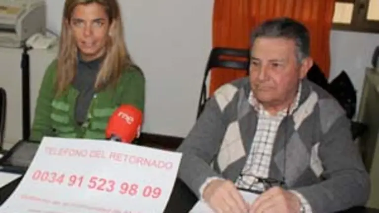 Victoria Cristóbal y Ángel Llorente, durante la presentación del teléfono del retornado a principios de año.