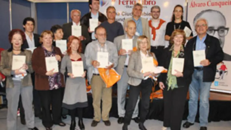  Los representantes de la emigraci&oacute;n posan con su ejemplar de la Antolog&iacute;a. 