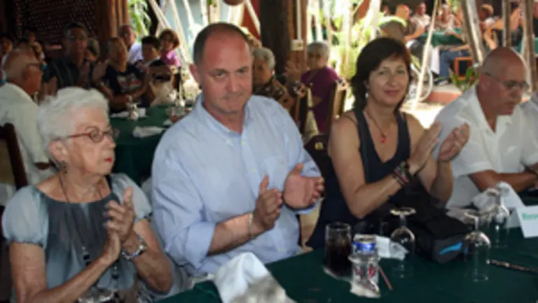  El alcalde de Lorenzana, Vidal Mart&iacute;nez Sierra, con su esposa, durante los festejos de la asociaci&oacute;n.