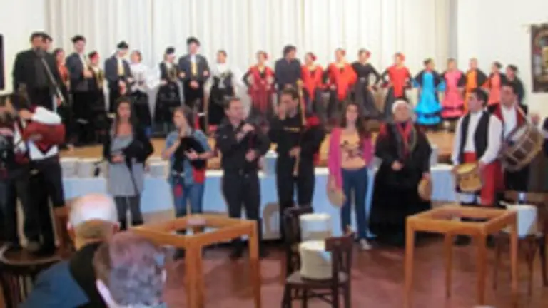  La escuela de gaitas que conduce Jos&eacute; Manuel Montes se encarg&oacute; de amenizar la jornada.