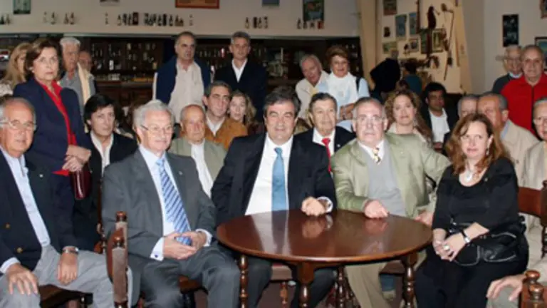  El exvicepresidente del Gobierno de Espa&ntilde;a &ndash;en el centro&ndash; con seguidores de su partido, en el Centro Asturiano de Buenos Aires.