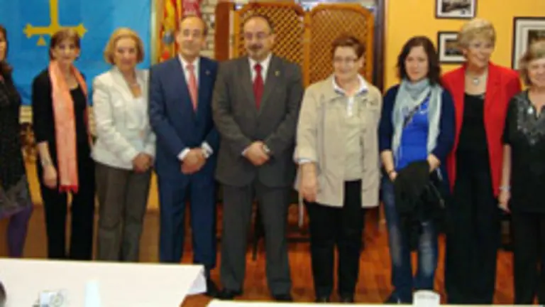  Teresa Ordiz &ndash;4&ordf; por la dcha.&ndash;, junto a directivos del Centro Asturiano de Zaragoza.