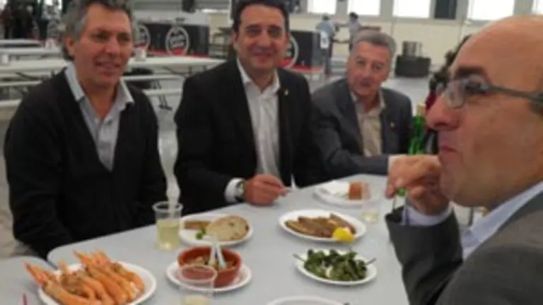  Os asistentes a festa puideron degustar os saborosos productos do mar.