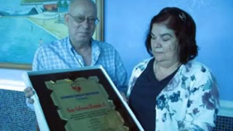  Guillermina Hernández Martín, recibe una placa de reconocimiento de manos del presidente de la Fundación Canaria de Salud de Venezuela, acto celebrado en la Unión Canaria de Venezuela de Macuto (estado Vargas). 