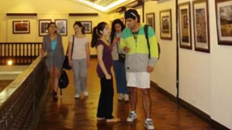  Algunos asistentes a la exposici&oacute;n en el Estadio Espa&ntilde;ol de Santiago.