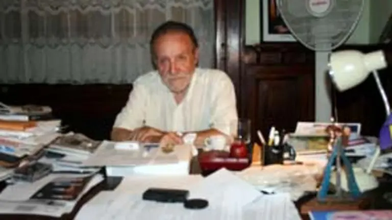  El presidente de la Federaci&oacute;n de Sociedades Gallegas de la Argentina, Francisco Lores, en su despacho.