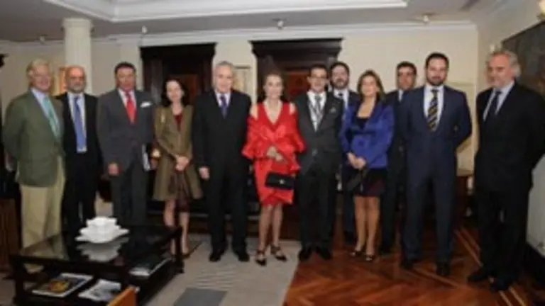  La condesa de Romanones &ndash;en el centro, entre &Oacute;nega y Trigo&ndash; figura entre los homenajeados por el pintor.