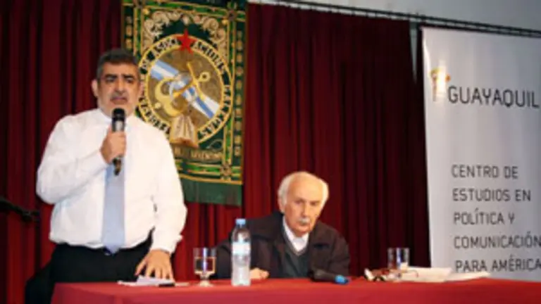  Sergio Fern&aacute;ndez Novoa &ndash;izda.&ndash; y Norberto Galasso, en la conferencia del Centro de Estudios Guayaquil.