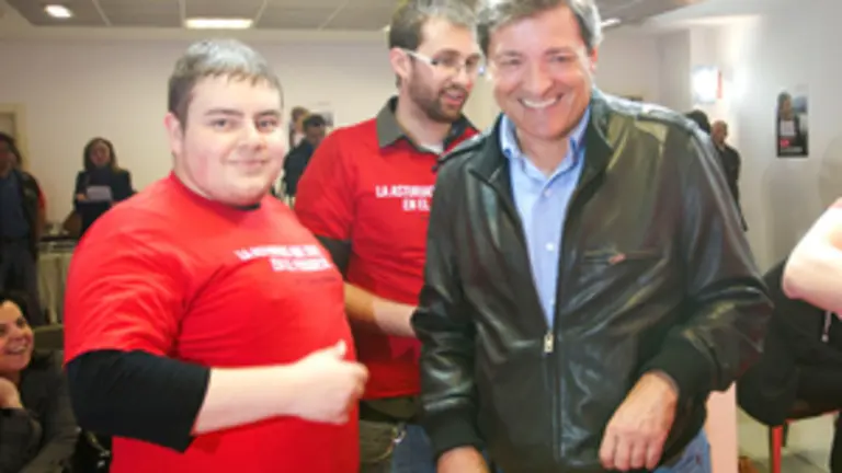  Javier Fern&aacute;ndez, candidato a la presidencia por el partido del gobierno, el PSOE, en el inicio de la campa&ntilde;a.