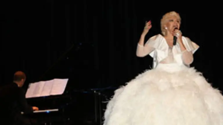  Lilian de Celis, durante su actuaci&oacute;n en Bruselas, acompa&ntilde;ada por el pianista Oscar Camacho.