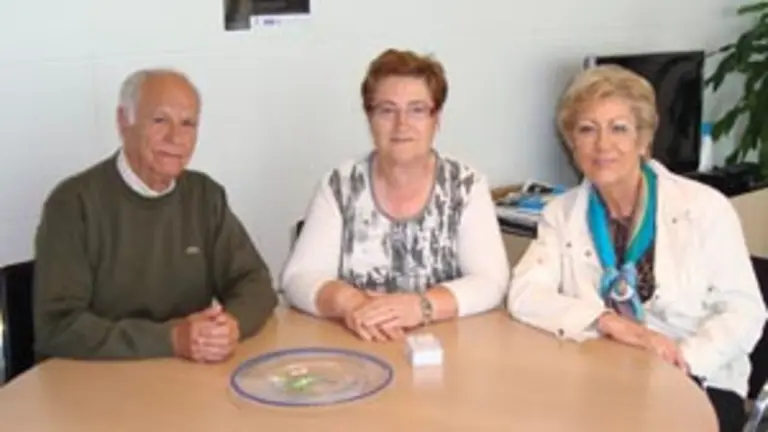  Maria Teresa Ordiz -en el centro-, junto a la presidenta del Centro Asturiano de Zaragoza.