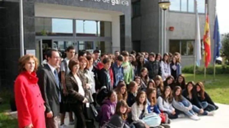  Anxo Lorenzo recibi&oacute; a los alumnos del IES Sant Just Desvern de Barcelona.