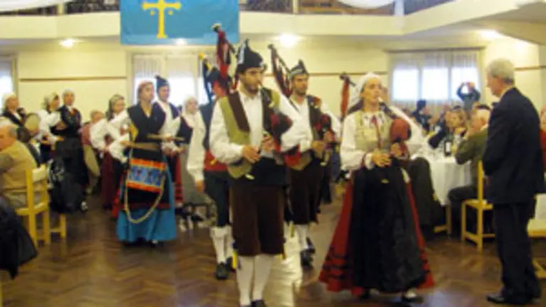  El grupo de gaitas, durante su intervenci&oacute;n.