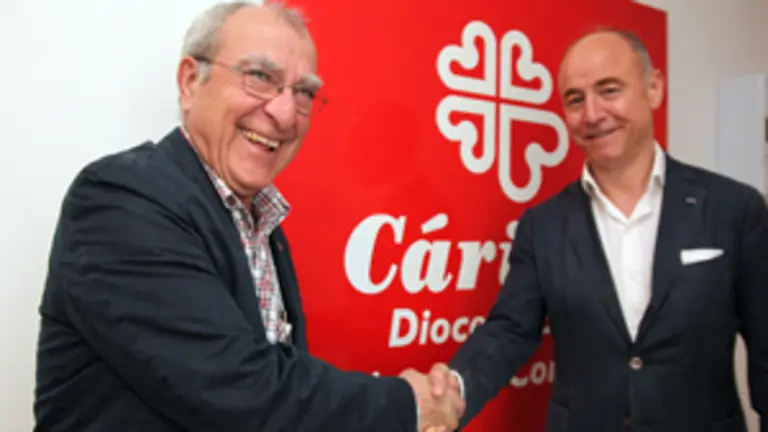  Santiago Camba y Jos&eacute; Anuncio Mari&ntilde;o se saludan tras la firma del convenio en Santiago.