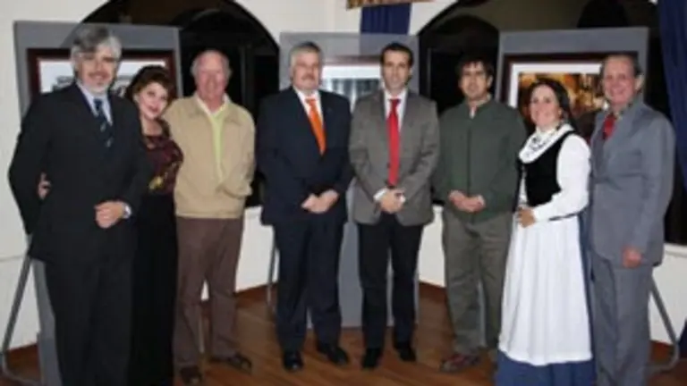  Manuel Cao &ndash;en el centro&ndash;, con miembros de la directiva del Centro Gallego de Valpara&iacute;so.